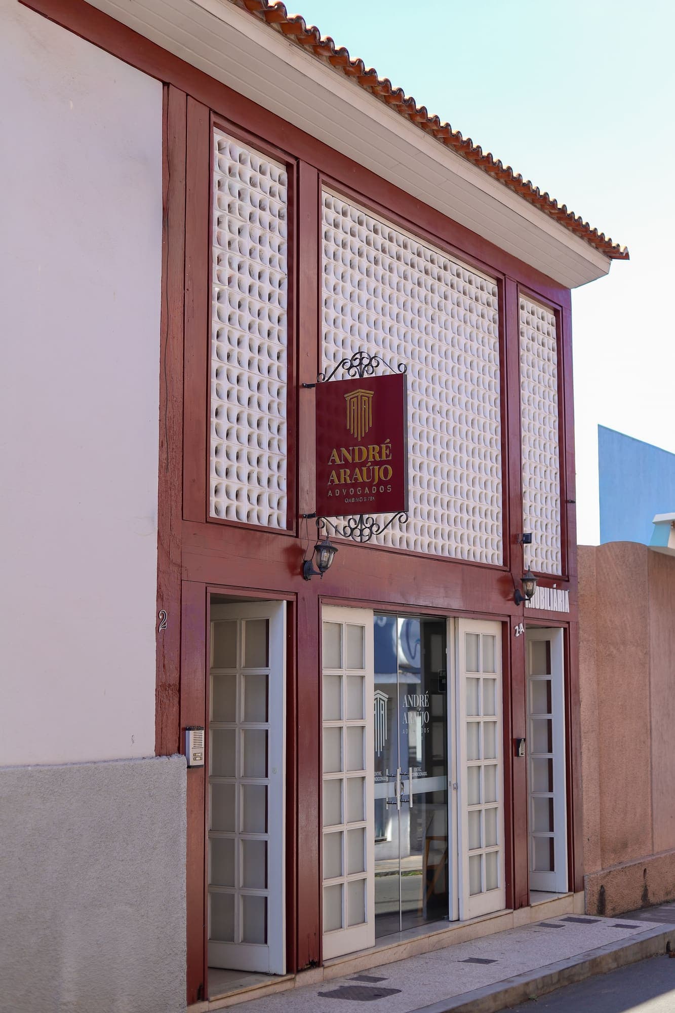Fachada do escritório André Araújo Advogados, com a placa e o logotipo